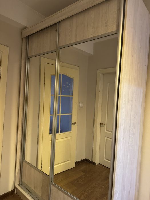 Шкаф-купе с зеркальными дверцами