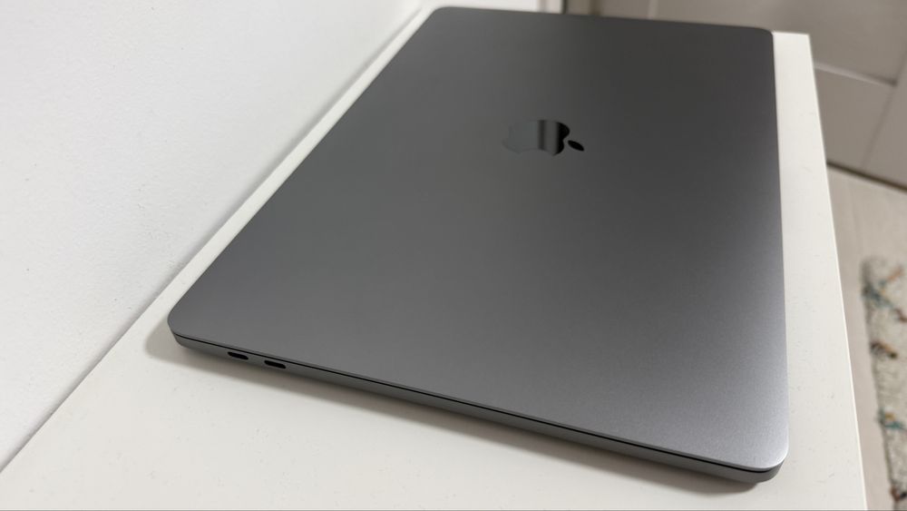 Laptop Apple  MacBook pro 13 2019 touchbar i5 8gb ram ssd 256 ca nou