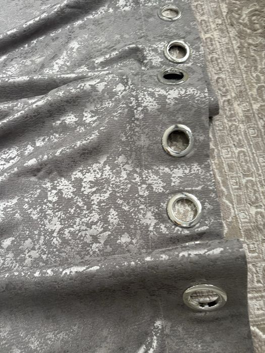 Шторы новый қымбат матадан тігілген. Биіктігі 2.50 м. Ені 4 м.