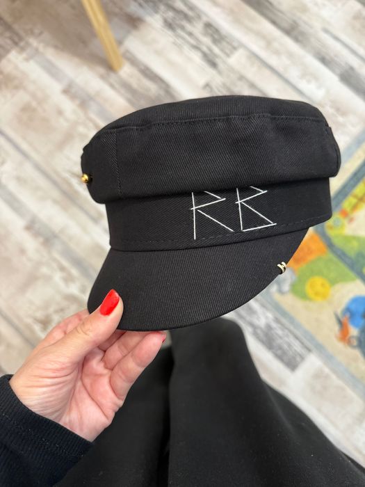 Черна шапка - RB