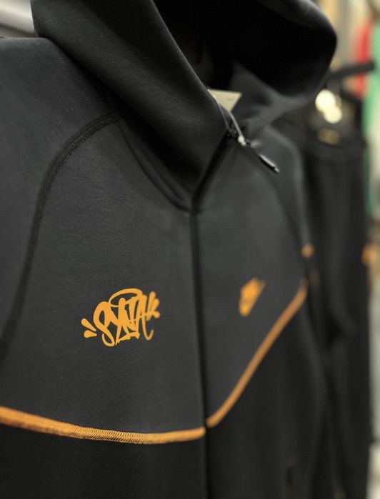 Nike Tech SYNA Word