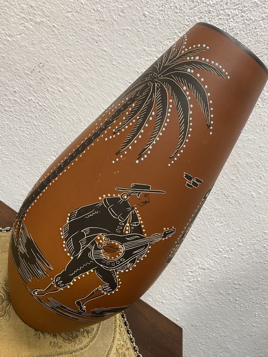 Голящма немска керамична ваза