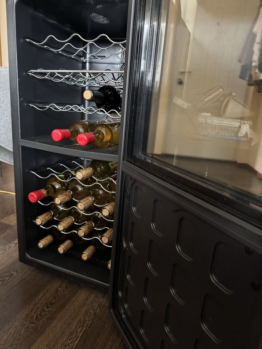 Vand frigider de vin Hyundai, defect