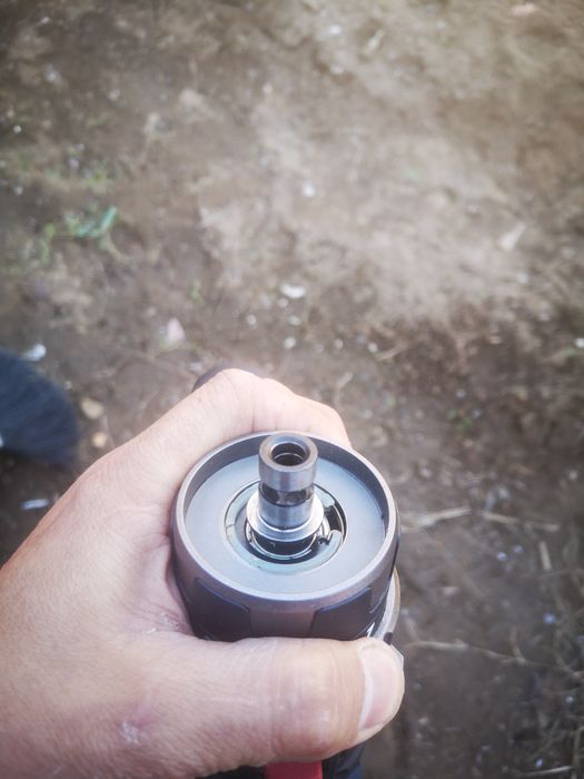 Mașină de insurubat cu percuție