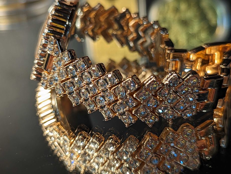 Страхотен дамски позлатен часовник   с множество камъни.