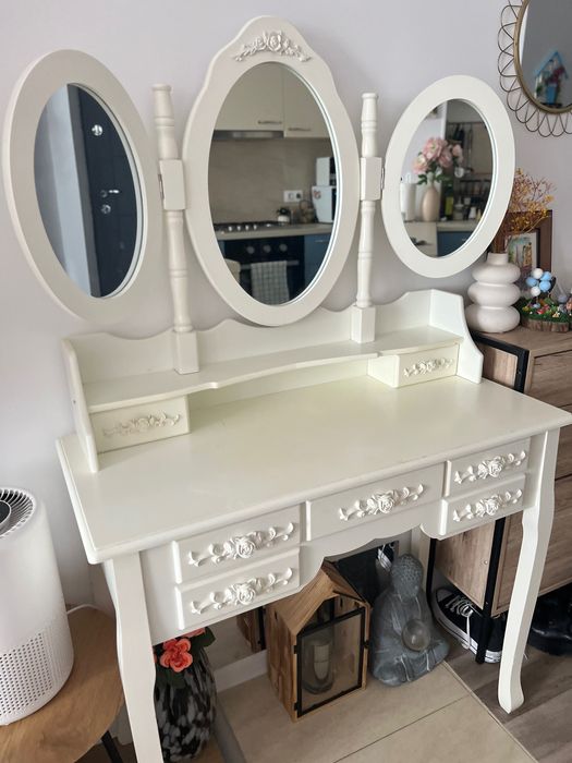 Vând măsuță make up