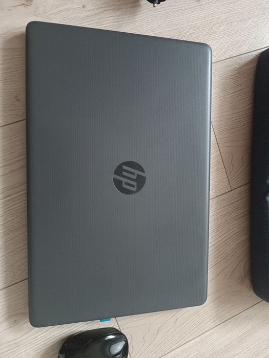 Laptop HP AMD Ryzen 3 + accesorii