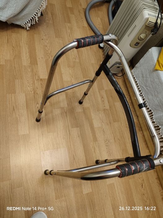 Инвалидная коляска и ходунок