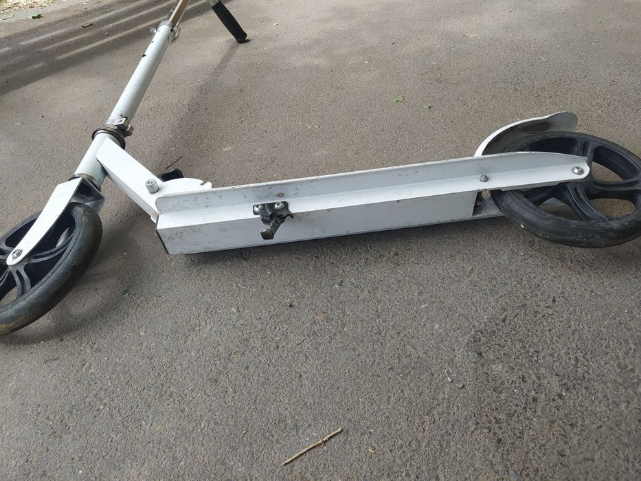 Самокат белого цвета.