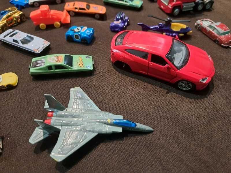 Lot 29 masinute din plastic si metal