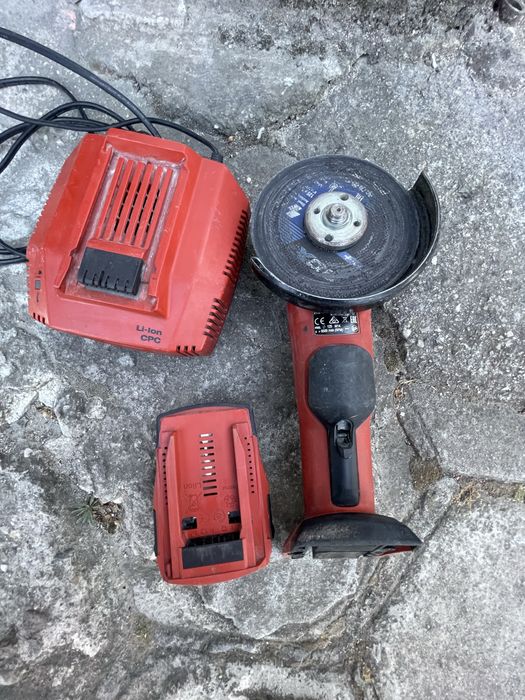 HiLTi  ъглошлайф AG 125-A22 с батерия и зарядно цената е за комплекта