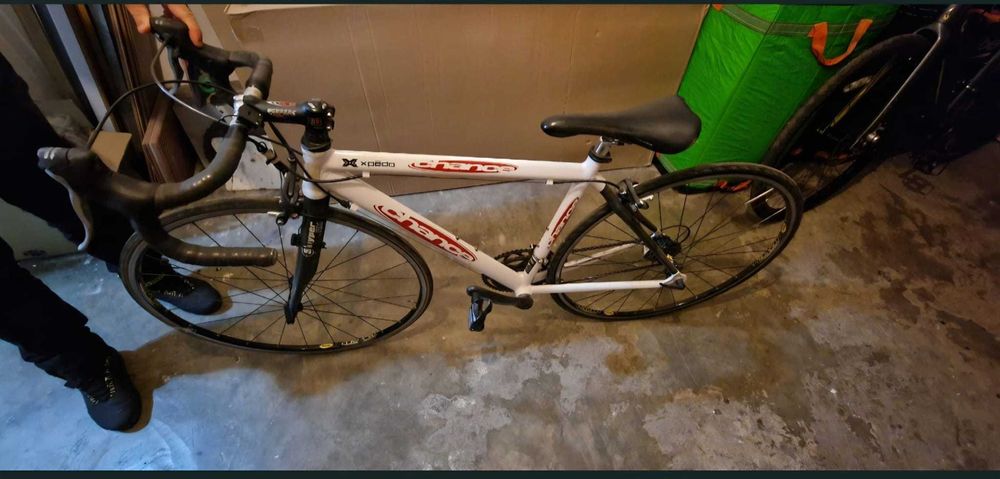 Bicicleta carbon folosita la antrenamentele pentru turul frantei