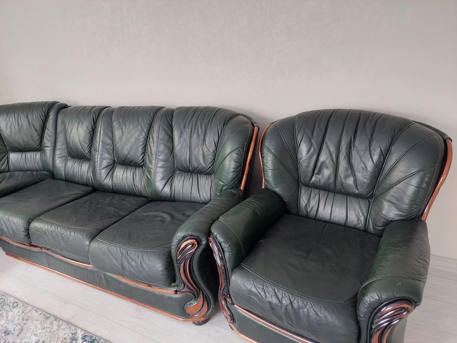 Кожаный уголок темно зеленый