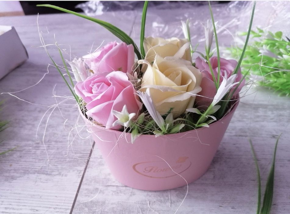 Аранжировка със сапунени рози и други цветя