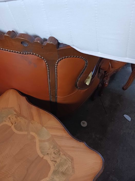 Set canapea piele si lemn sculptat 2 fotolii si masa