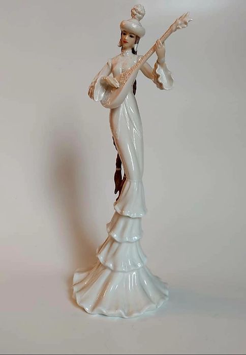 Статуэтка "Казашка с домброй ЭКСКЛЮЗИВ!