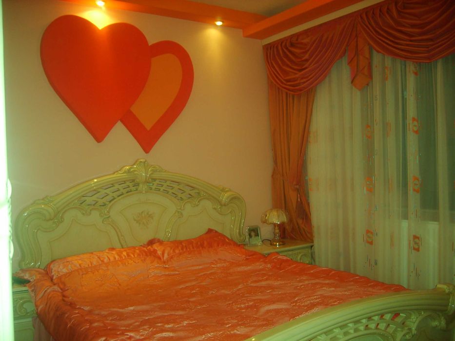 Proprietar, Ofer spre inchiriere Apartament 3 camere mobilat si utilat, zona Piata-Mioveni.