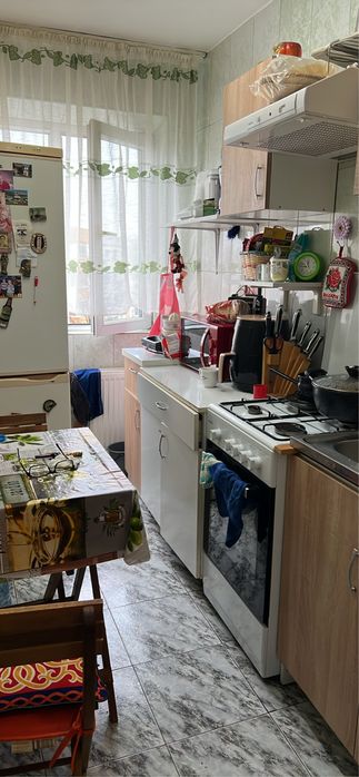 Schimb ap. doua camere etaj 4 /4  decomandat  Bucuresti  cu valeni  de  munte  Prahova