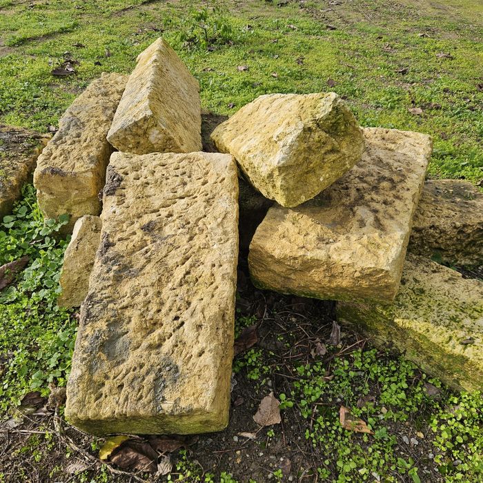 Дялан.     камък