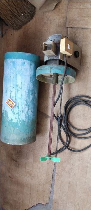 Голям миксер за разбъркване на мляко и др.течности