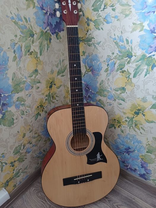 Продам акустическую гитару