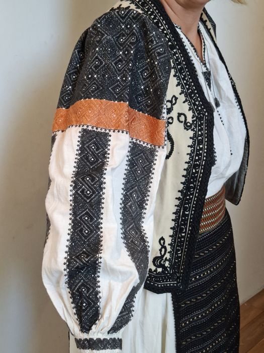 Costum traditional autentic
