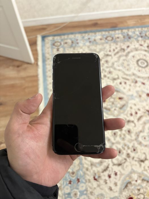 Продам Iphone SE 2020