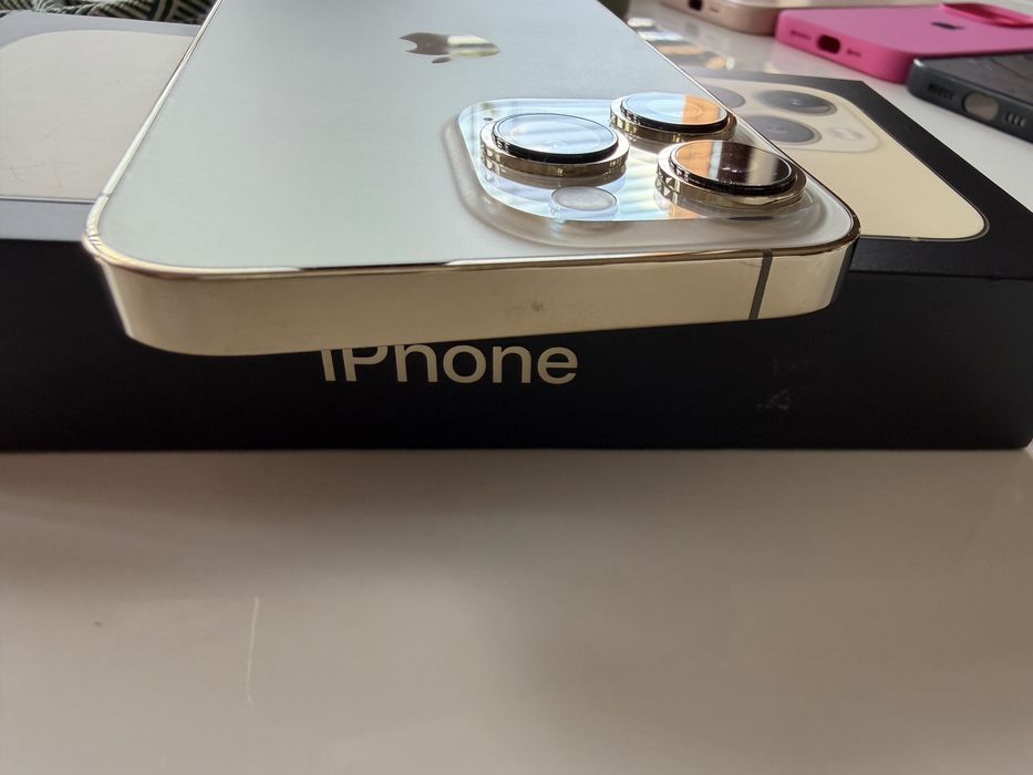 Iphone 13 PRO GOLD 256 GB с протектор и 10 кейса