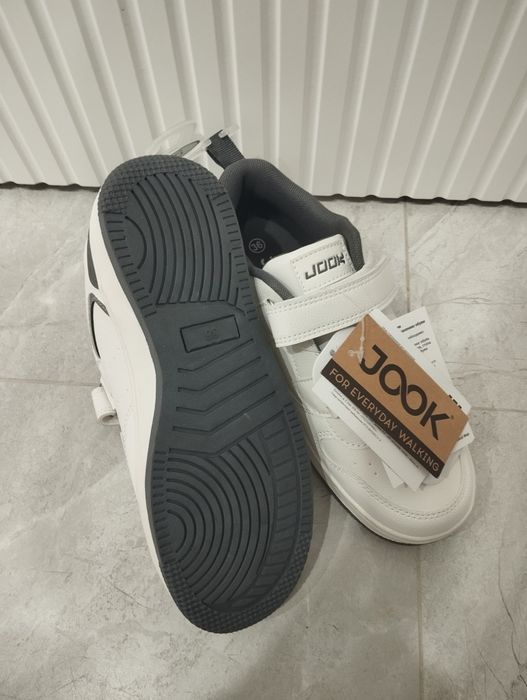 Продам кроссовки новый