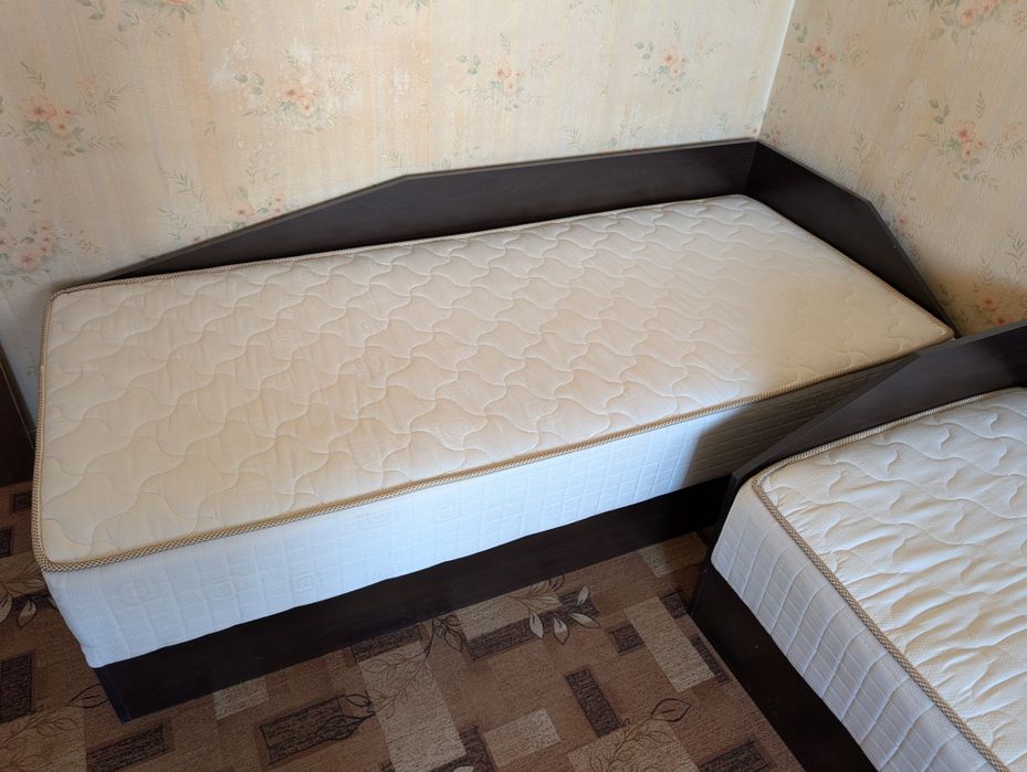 Единично легло с матрак и повдигащ механизъм