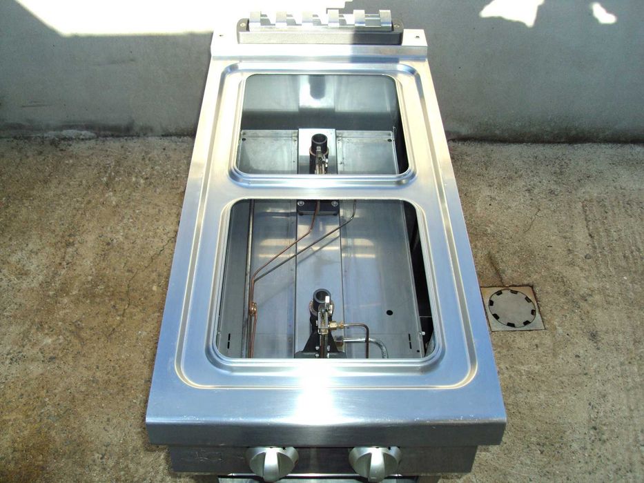 Професионален, италиански, газов котлон на база ,две горелки