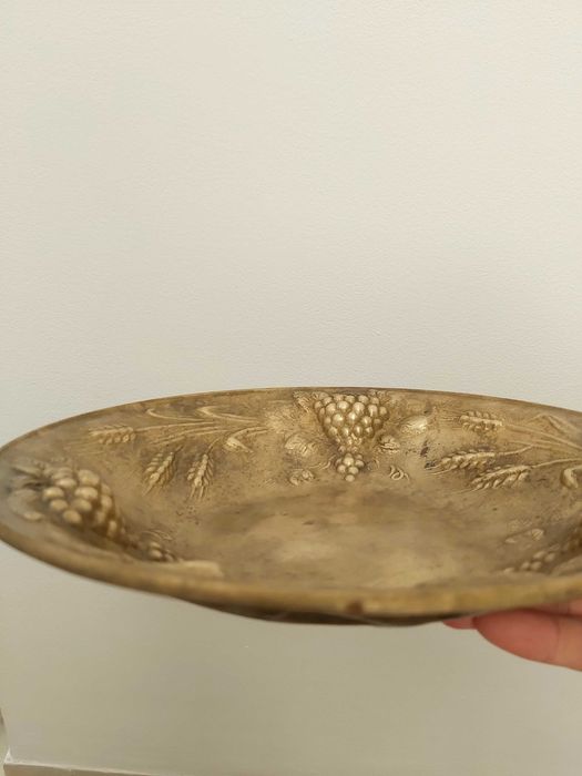 Platou Art Nouveau din alamă masivă – Relief Tridimensional și Patină Autentică