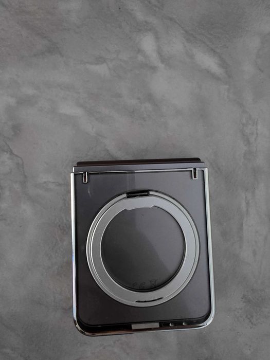 Vând telefon Samsung  Galaxy Z Flip 6 argintiu , 256 Gb , folosit , în stare foarte bună ,plus căști Samsung Galaxy Buds FE inclus.