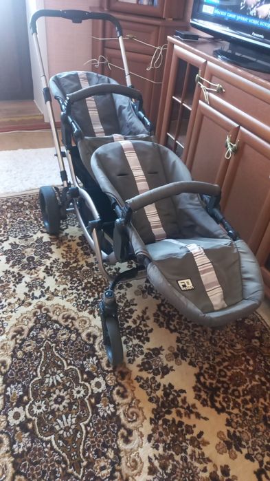 Детская коляска для двойняшек.