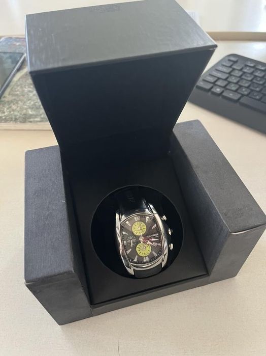 Продавам часовник,нормални следи от употреба