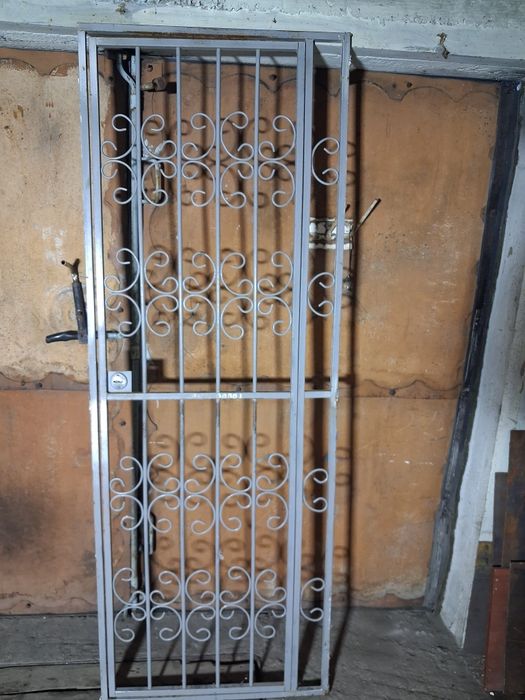 Продам.  Две     Двери железные.