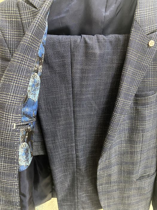 Продам костюмы мужские