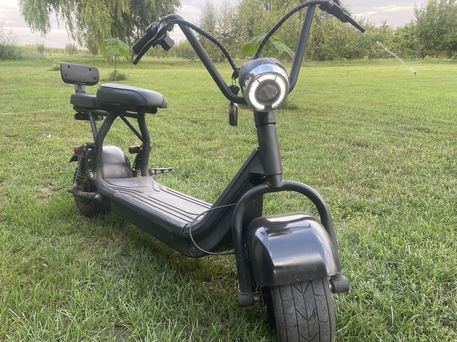 Vand moped cu 1800 de lei pret negociabil