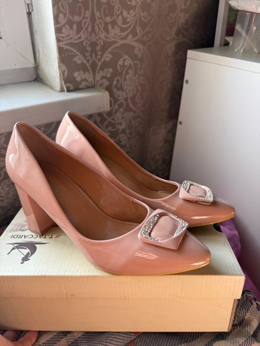 Продам туфли на каблуке.