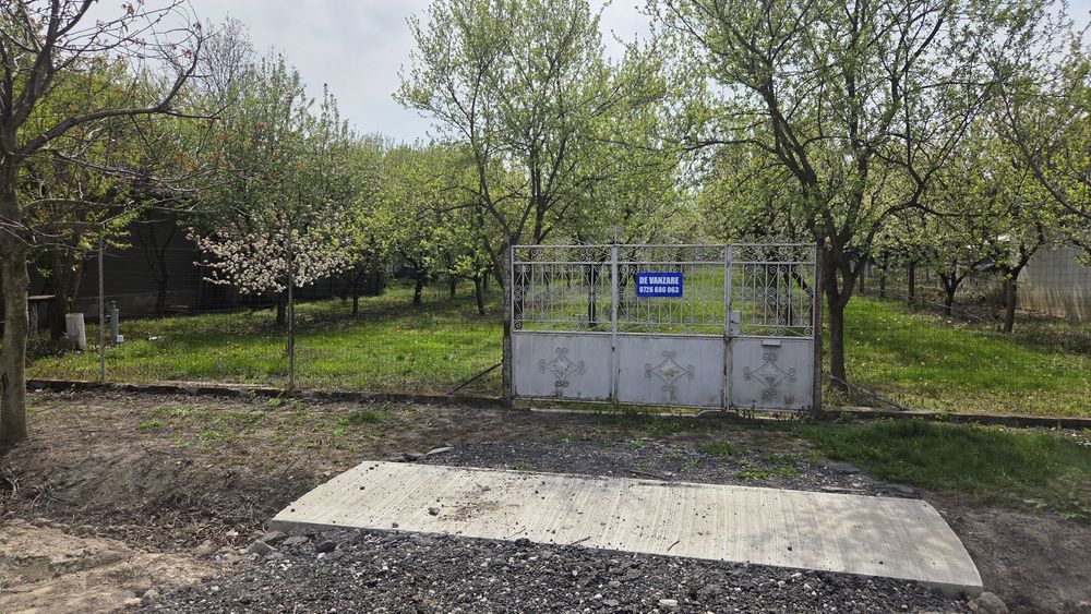 Vand loc de casa sau livada intravilan