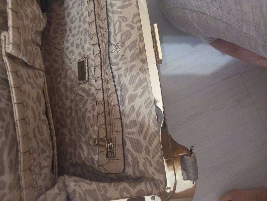 Нова чанта  GUESS