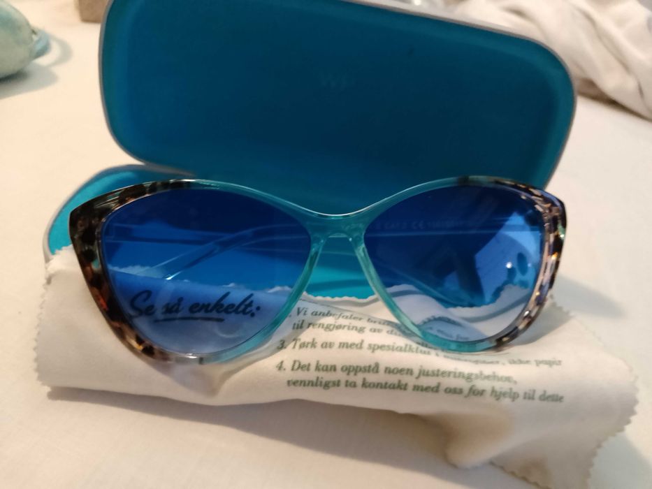 Продавам слънчеви очила