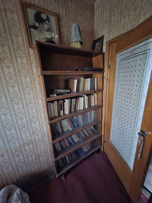 Полки для книг со стеклами.