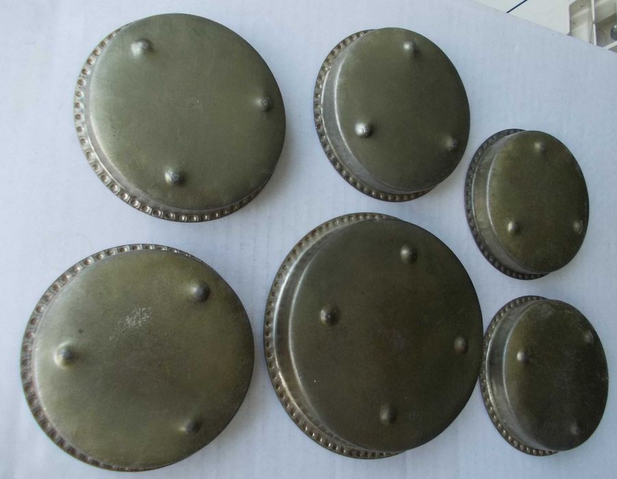 6 farfurii vechi din metal cu goblen