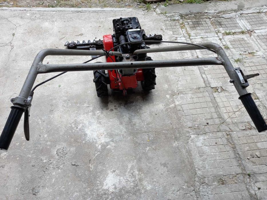 Продавам самоходна косачка