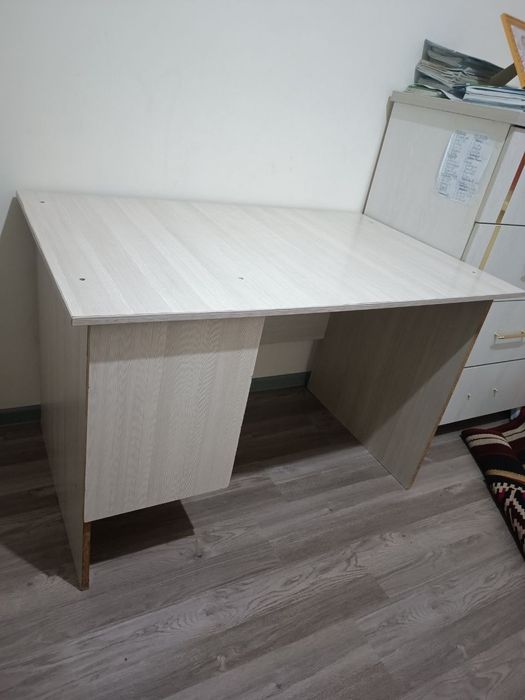Stol sotiladi / Uy va ofis uchun qulay stol holati aʼlo