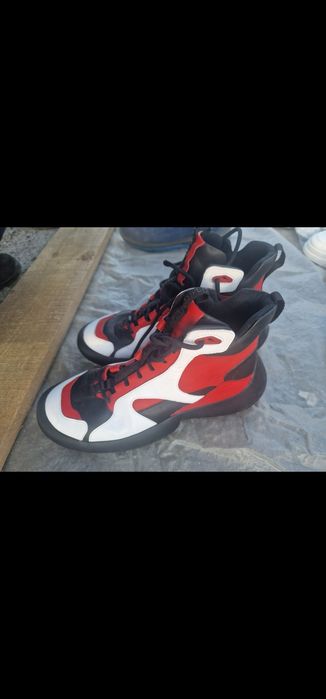 Vând adidași  ghete  camper