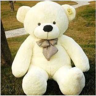 "Большой плюшевый медведь со скидкой: обнимай по выгодной цене!"