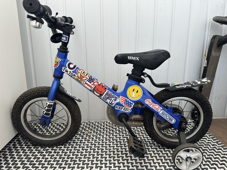 Два велосипеда с педалями и без