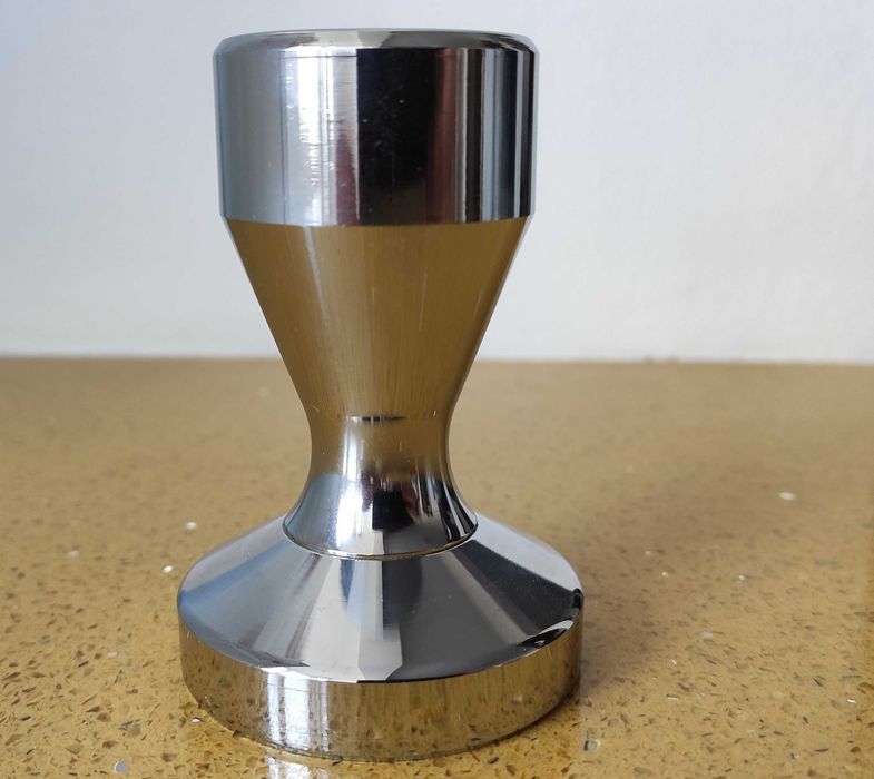 Продавам ръкохватка / портафилтър и цедки за DeLonghi + тампер